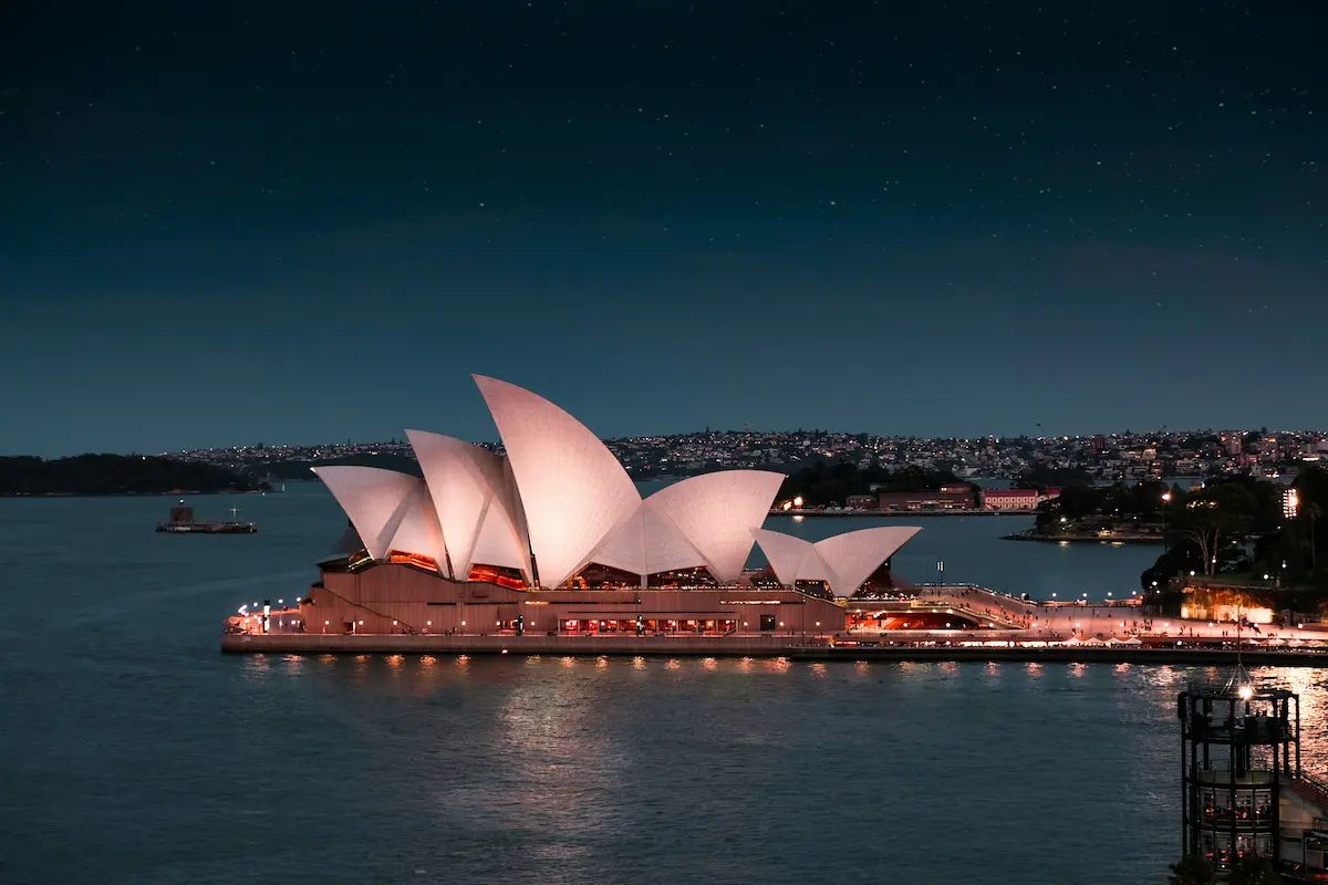 Opéra de Sydney de nuit, un des lieux emblématiques pour ceux qui recherchent la meilleure ville PVT Australie ou souhaitent choisir une ville d’arrivée en Australie.